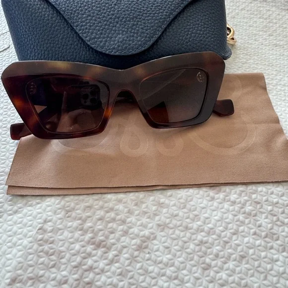 LOEWE EYEWEAR
Cat-eye tortoiseshell acetate sunglasses - Picture 8 of 8